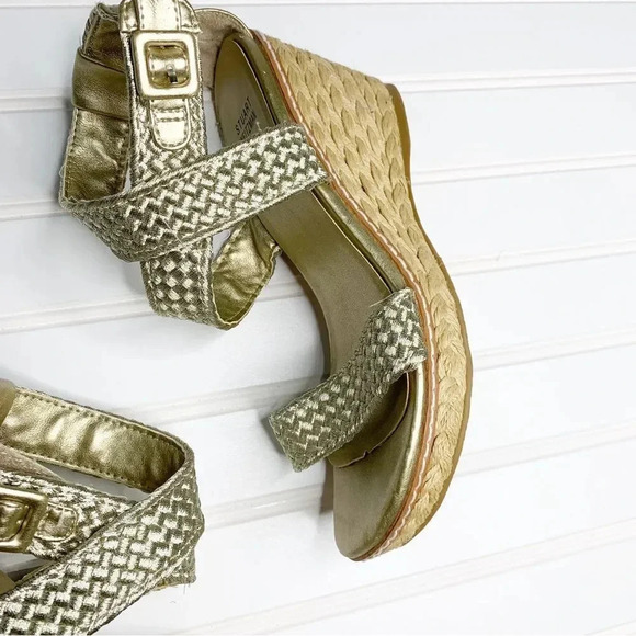 Stuart Weitzman Alex Crochet Wedge Sandal in Gold - Picture 4 of 10